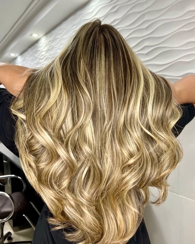 Cabelo feminino com luzes e mechas no Espaço Maria Rita, salão em São Paulo